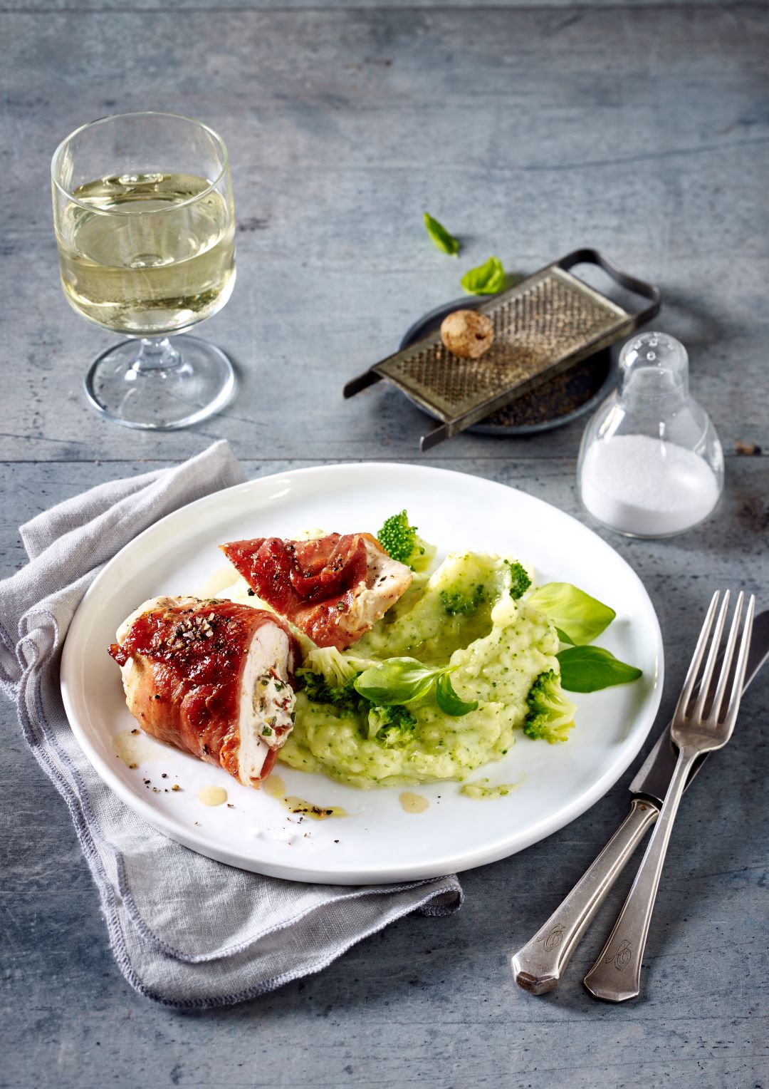 Stuffed chicken breast with mashed potatoes and broccoli