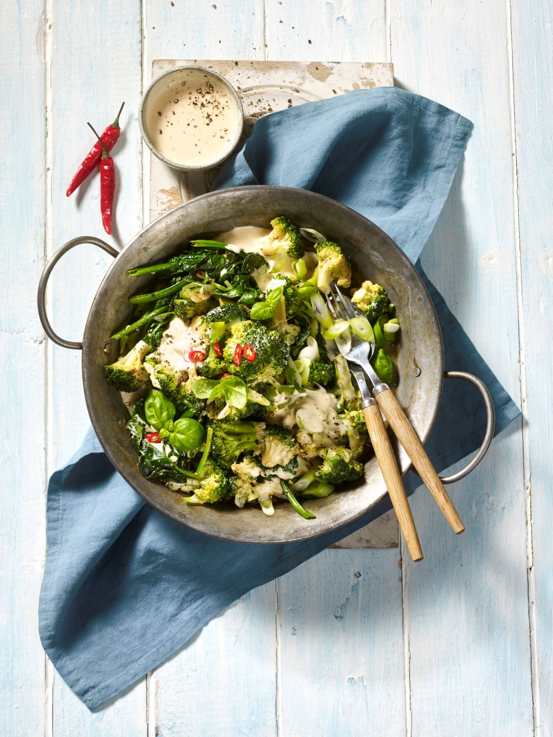 Green Vegetable-Wok with Paprika Chili Cream Cheese